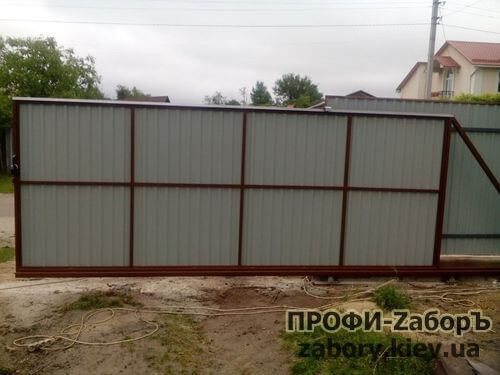 Відкатні ворота з профнастилу в Києві