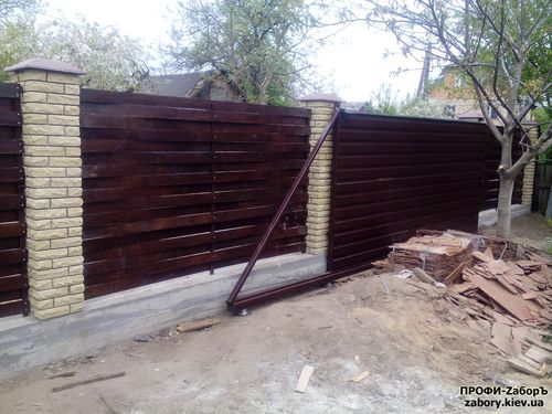 Відкатні ворота з профнастилу
