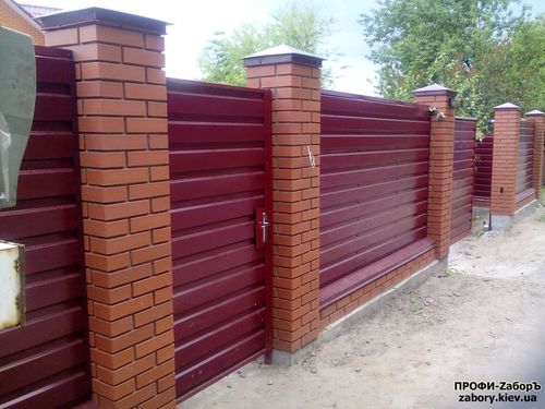 Паркан з профнастилу з цегляними стовпами в Києві