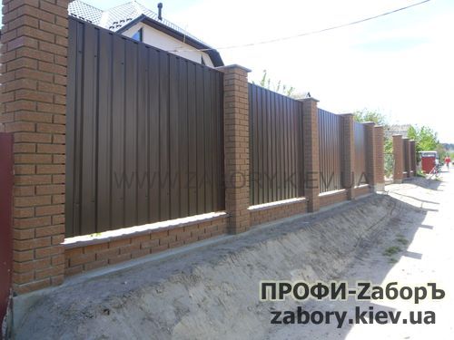 Огорожа з профнастилу з цегляними стовпами