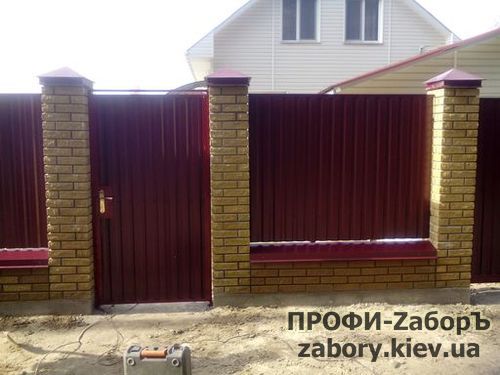 Паркан з профнастилу з цегляними стовпами в Києві