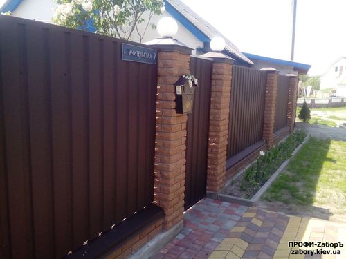 Паркан з профнастилу з цегляними стовпами в Києві
